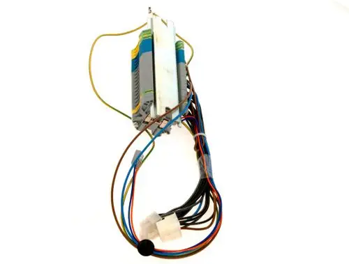 Kabelbaum von Bosch mit mehreren farbigen Drähten, verbunden mit einem Komponentenblock und einem Stecker. Die Drähte sind in verschiedenen Farbcodes angeordnet.